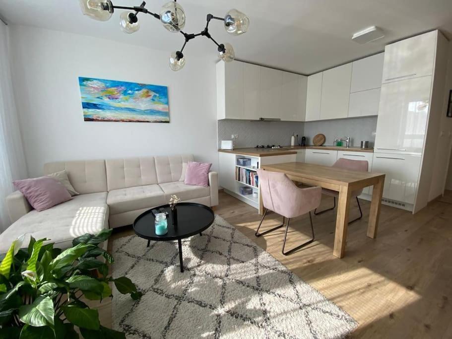 Lucao Apartment, 1-4 Guests, Free Parking & Wifi, 10 Min From Downtown Apartmán *